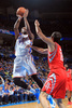 13-14NBA、オクラホマシティ・サンダー（Oklahoma City Thunder）対ヒューストン・ロケッツ（Houston Rockets）。ジャンプシュートを狙うオクラホマシティ・サンダーのケビン・デュラント（Kevin Durant、左、2013年12月29日撮影）。(c)AFP/Getty Images/NBAE/Layne Murdoch