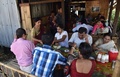 インド北東部メガラヤ州マウリノン村のレストランで、食事するインド人観光客のグループ（2015年11月8日撮影）。(c)AFP/Biju BORO