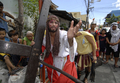 2008年3月20日、フィリピンのMandaluyongで、イースター（Easter、復活祭）の行事の一環で、十字架を背負って歩くカトリック教徒。(c)AFP/LUIS LIWANAG