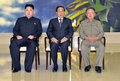 平壌（Pyongyang）で、訪朝したラオスのチュンマリ・サイニャソーン（Choummaly Sayasone）大統領（中央）と記念撮影をする金正日（キム・ジョンイル、Kim Jong-Il）総書記（右）、三男で後継者とされる金正恩（キム・ジョンウン、Kim Jong-Un）氏（左、2011年9月23日撮影）。(c)AFP/KCNA VIA KNS