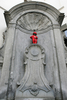 ベルギーの有名コミックのキャラクター、Spirouの服を着た小便小僧（Manneke Pis、2008年4月21日撮影）。（c）AFP/JOHN THYS