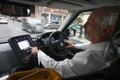 英ロンドンで新型電気タクシー「TX eCity」を運転中に液晶パネルを操作するタクシー運転手歴約22年のピーター・パウエルさん（2017年12月5日撮影）。(c)AFP/Daniel LEAL-OLIVAS