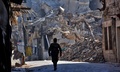 シリア北部アレッポ旧市街を歩く政府軍側の戦闘員（2016年12月9日撮影）。(c)AFP/George OURFALIAN