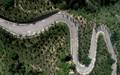 梁家河村に通じる道路（小型無人機から撮影、2020年7月29日撮影）。(c)Xinhua News
