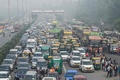 インド・ニューデリーの渋滞と、上空に立ち込めるスモッグ（2021年11月12日撮影）。(c)Prakash SINGH / AFP