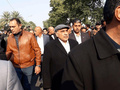 イラクの首都バグダッドで、イラン革命防衛隊のガセム・ソレイマニ司令官と人民動員隊のアブ・マフディ・ムハンディス副司令官の葬列に加わるアデル・アブドルマハディ首相（2020年1月4日撮影）。(c)AFP/HASHED AL-SHAABI MEDIA OFFICE