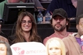 米NBAの試合を観戦するペネロペ・クルス（Penelope Cruz）とハビエル・バルデム（Javier Bardem、2010年3月19日撮影）。(c)AFP/Getty Images/Noel Vasquez