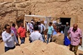 エジプト南部ルクソール近くの3500年前の墓で見つかった遺物のそばに集まった報道陣と同国考古学チーム（2017年4月18日撮影）。(c)AFP