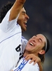 先制点を挙げてチームメイトのセルヒオ・ラモス（%%Sergio Ramos%%）と共に歓喜するレアル・マドリードのラウル・ゴンザレス（左）。(c)AFP/VINCENZO PINTO