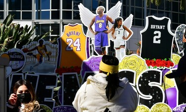 コービー氏の死から1年、ファンがLA各所で追悼 写真8枚 国際ニュース 