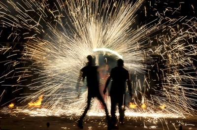 鮮やかな炎のパフォーマンス、ベラルーシの火祭り