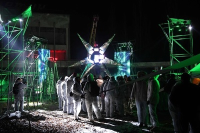 チェルノブイリのゴーストタウンでアート、防護服で鑑賞