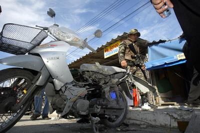 タイ南部で道路脇の爆弾が爆発、1人死亡、12人負傷