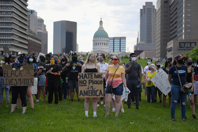 米セントルイスで暴動 警官4人が銃撃受け負傷 