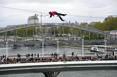 セーヌ川の上で175メートルの綱渡り、フランス