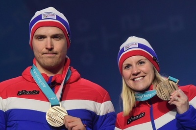 職場から平昌へとんぼ返り、繰り上がりのカーリングペアがメダル受け取る