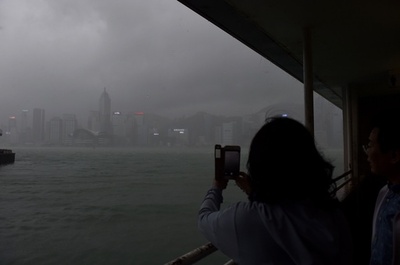 台風14号、13号で被災の香港とマカオに上陸