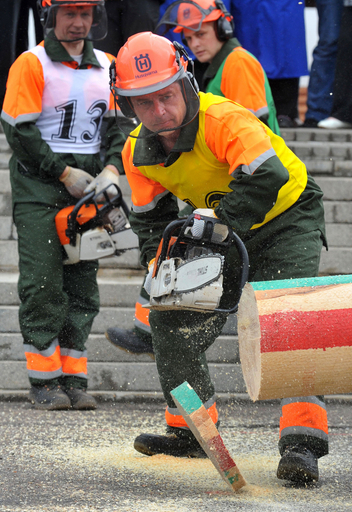 丸太切り大会で自慢の腕を披露、ベラルーシ
