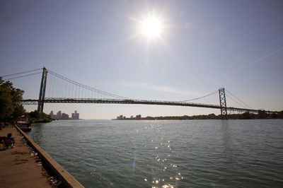 米当局、国境の橋で拳銃持ったカナダ人に発砲