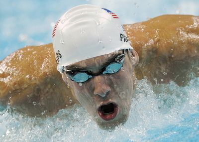 フェルプス 200メートルバタフライ五輪新で準決勝へ