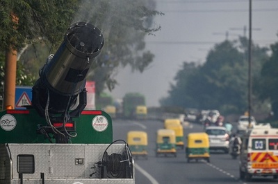 「アンチスモッグ砲」 インド首都の大気汚染対策