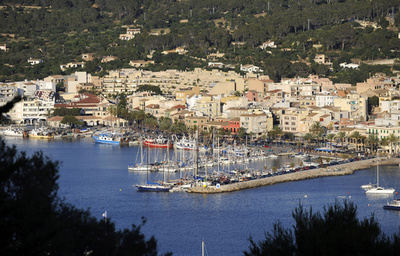 旅行中に病気になったとうそ、賠償金詐欺で英カップルに禁錮刑