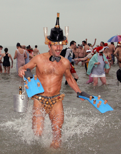 フランス、新年を祝って極寒の海にザブン