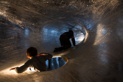 「セロテープの洞窟」で遊ぶ子どもたち、スロバキア