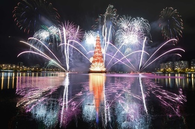 世界最大「湖上のクリスマスツリー」、ブラジルで点灯式