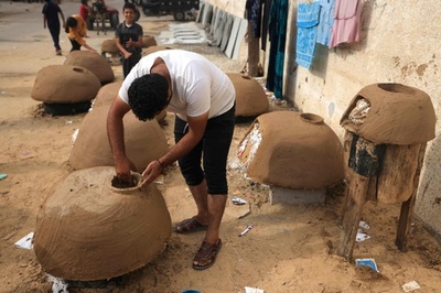 ガザ、伝統的なオーブンに需要 ガス不足で