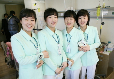 韓国の四つ子、生まれた病院でそろって看護師研修生に