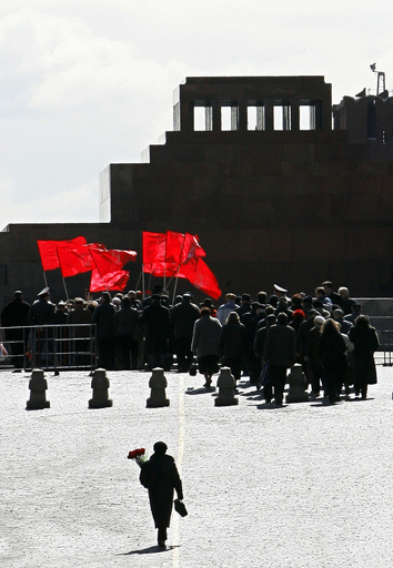 レーニン生誕138周年、赤の広場に行列