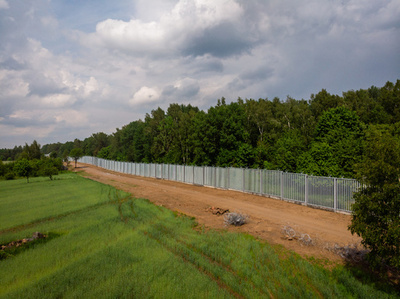 ポーランド、ベラルーシ国境に兵士2000人増員 移民増加で