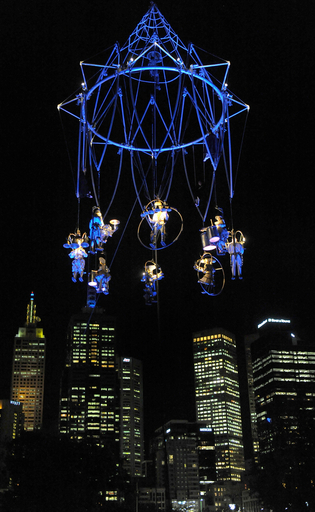 空にふわり、仏劇団が幻想的なパフォーマンス