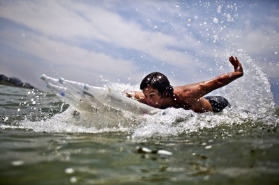 ペットボトルボードでエコサーフィン、南米ペルー