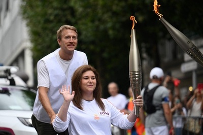レバノンで負傷のAFPカメラマン、パリ五輪聖火リレーに参加