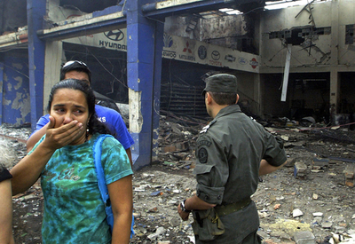 トラックを使用した爆弾攻撃発生、1人死亡、34人負傷 - コロンビア