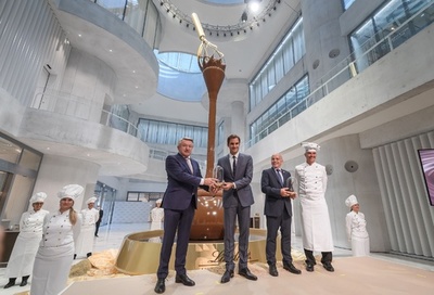 高さ9mのチョコレートファウンテン、フェデラーが発表会に登場