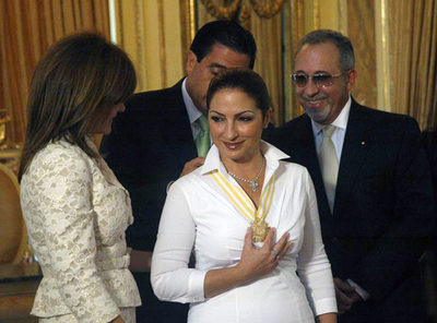 グロリア・エステファン、パナマで勲章を受勲