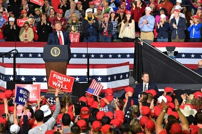 トランプ氏支持者、集会でBBCカメラマンに暴行 大統領、演説で偏向報道についてあおる