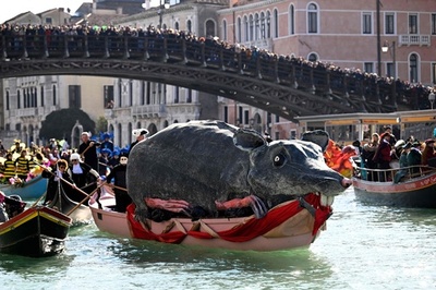 【今日の1枚】水上パレードを行く巨大ネズミ？ 伊ベネチア