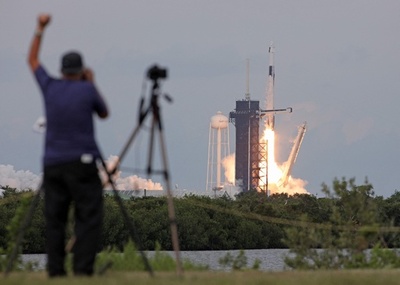 サウジ宇宙飛行士2人、民間ミッションでISSに出発 滞在は同国初