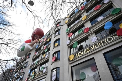 草間彌生氏、ルイ・ヴィトンとコラボ パリに巨大人形