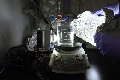 プラスチックを太陽光で分解、新手法開発 シンガポール研究