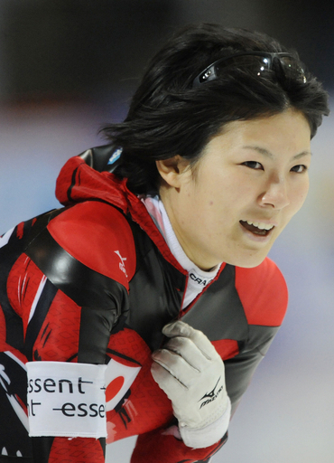 スピードスケート女子3000メートル 穂積が3位