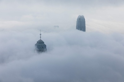 香港に「雲海」 建物上部だけのぞく幻想的な光景