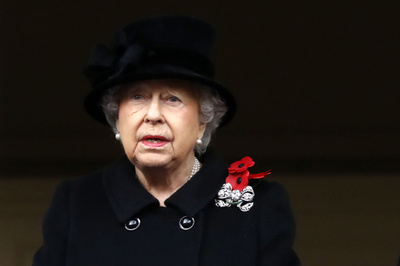 英女王、戦没者追悼式典で初めて献花役を譲る 公務縮小で