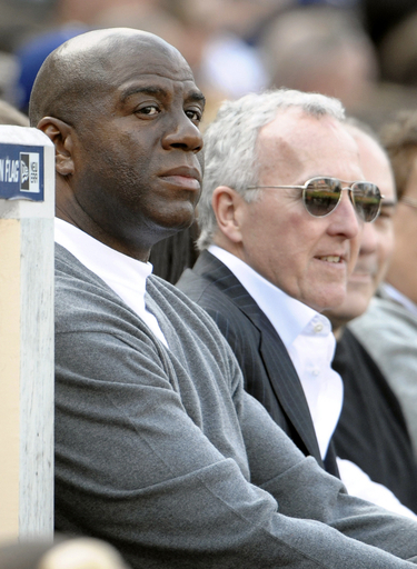 マジック・ジョンソン氏の投資グループ、ドジャースの買収を完了