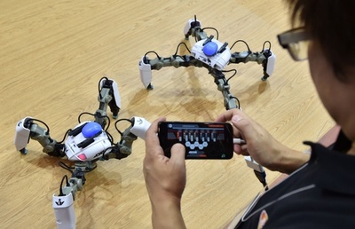 動く姿はクモ？ 最新ロボットも IT見本市「CEATEC JAPAN 2017」  千葉