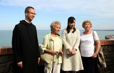 観光客と記念撮影される佳子さま、ハンガリー西部の湖の街